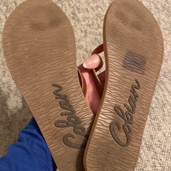2 pairs of flip flops size 7     2 for $20 - Picture 5 of 5